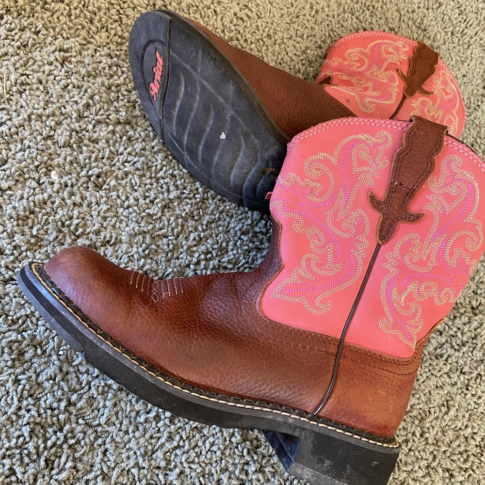 Ariat girls cowboy boots size 7B fat baby pink
